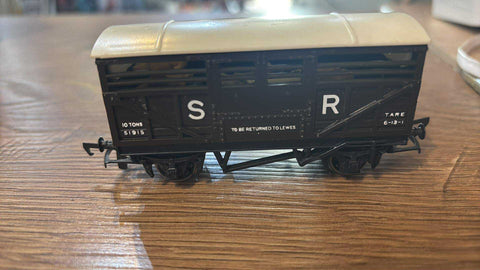 Hornby Railways OO  S R Sheep/Cattle Wagon with cattle