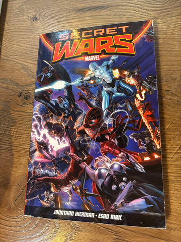 Secret Wars TPB - Marvel Comics - 2016 - Hickman